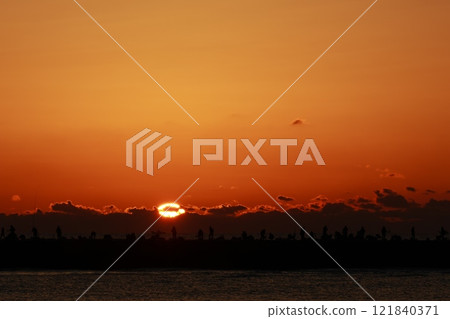 太陽從海上升起 121840371