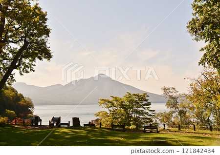 從支笏湖遊客中心後面的公園看到惠庭山 121842434