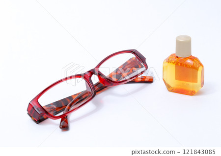 眼鏡、框架、鏡片、眼睛、眼科、老花眼鏡、老花眼、臉部、眼藥水、眼藥水、容器、藥局、眼睛、滴劑、液體、醫學 眼鏡、框架、鏡片、眼睛、眼科、老花眼鏡、老花眼、臉部、眼藥水、眼藥水、容器、藥局、眼睛、滴劑、液體、醫學 121843085