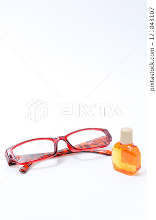眼鏡、框架、鏡片、眼睛、眼科、老花眼鏡、老花眼、臉部、眼藥水、眼藥水、容器、藥局、眼睛、滴劑、液體、醫學 眼鏡、框架、鏡片、眼睛、眼科、老花眼鏡、老花眼、臉部、眼藥水、眼藥水、容器、藥局、眼睛、滴劑、液體、醫學 121843107