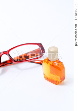眼鏡、框架、鏡片、眼睛、眼科、老花眼鏡、老花眼、臉部、眼藥水、眼藥水、容器、藥局、眼睛、滴劑、液體、醫學 眼鏡、框架、鏡片、眼睛、眼科、老花眼鏡、老花眼、臉部、眼藥水、眼藥水、容器、藥局、眼睛、滴劑、液體、醫學 121843108