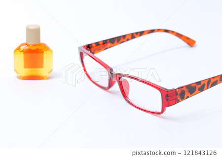 眼鏡、框架、鏡片、眼睛、眼科、老花眼鏡、老花眼、臉部、眼藥水、眼藥水、容器、藥局、眼睛、滴劑、液體、醫學 121843126