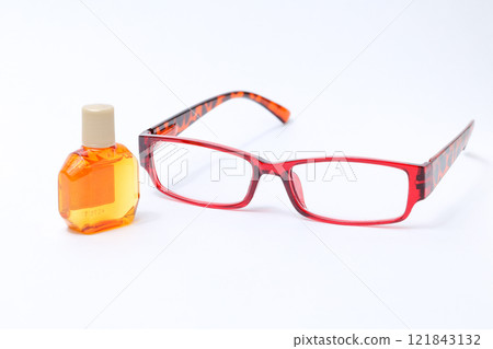 眼鏡、框架、鏡片、眼睛、眼科、老花眼鏡、老花眼、臉部、眼藥水、眼藥水、容器、藥局、眼睛、滴劑、液體、醫學 眼鏡、框架、鏡片、眼睛、眼科、老花眼鏡、老花眼、臉部、眼藥水、眼藥水、容器、藥局、眼睛、滴劑、液體、醫學 121843132