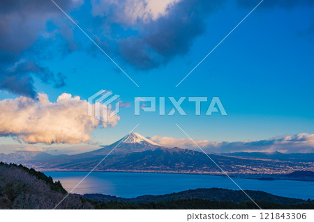 [Shizuoka Prefecture] View of Mt. Fuji across the sea from Darumayama Plateau in winter 121843306