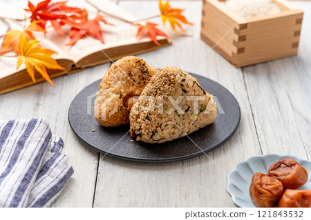 美味的飯糰和酸梅 121843532