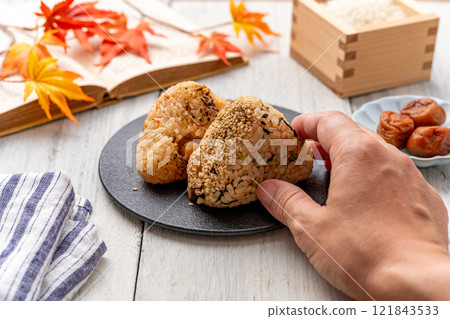 手拿起美味的飯糰 121843533