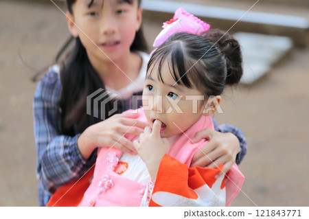 A 3-year-old girl and her 9-year-old sister visiting a shrine for the Shichigosan festival 121843771