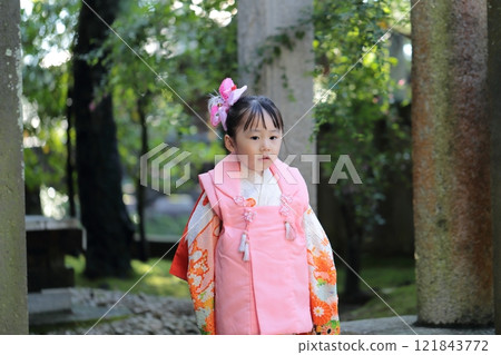 一名 3 歲女孩參拜七、五山神社。 一名 3 歲女孩參拜七、五山神社。 121843772