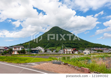飯野山又名贊岐富士,在藍天的襯托下閃閃發光(香川縣丸龜市、坂出市) 飯野山又名贊岐富士,在藍天的襯托下閃閃發光(香川縣丸龜市、坂出市) 121844302