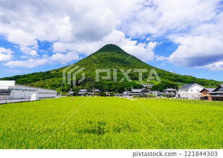 飯野山又名贊岐富士，在藍天的襯托下閃閃發光（香川縣丸龜市、坂出市） 121844303