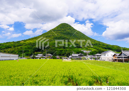 Mount Iino, also known as Sanuki Fuji, stands out against the blue sky (Marugame City and Sakaide City, Kagawa Prefecture) Mount Iino, also known as Sanuki Fuji, stands out against the blue sky (Marugame City and Sakaide City, Kagawa Prefecture) 121844308