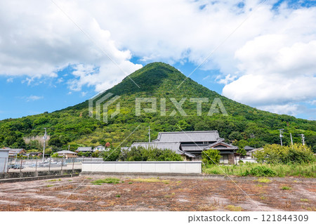 Mount Iino, also known as Sanuki Fuji, stands out against the blue sky (Marugame City and Sakaide City, Kagawa Prefecture) 121844309