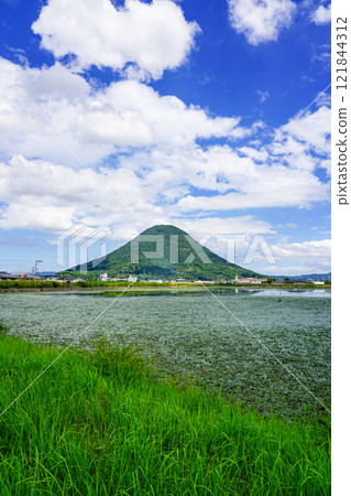 Mount Iino, also known as Sanuki Fuji, stands out against the blue sky (Marugame City and Sakaide City, Kagawa Prefecture) Mount Iino, also known as Sanuki Fuji, stands out against the blue sky (Marugame City and Sakaide City, Kagawa Prefecture) 121844312
