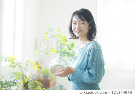 客廳裡拿著花瓶的女人 121844979