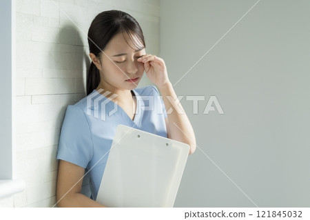 護士與疲憊的表情 121845032