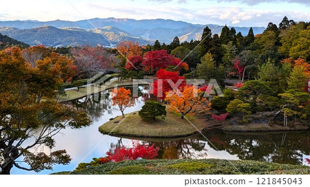 Autumn leaves at the Yokuryu Pond in Shugakuin Imperial Villa 121845043