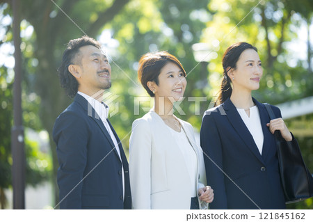 走在商業區的商務人士 走在商業區的商務人士 121845162