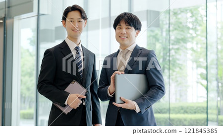 站著微笑的商務人士 站著微笑的商務人士 121845385