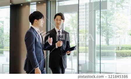 商人在行走時發出指示 121845386