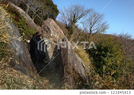 浪漫的茨城縣(寶甲山登山道上有一塊岩石,名為「幸福之門」。登山者從這個岩石門下進入。)筑波市 浪漫的茨城縣(寶甲山登山道上有一塊岩石,名為「幸福之門」。登山者從這個岩石門下進入。)筑波市 121845813