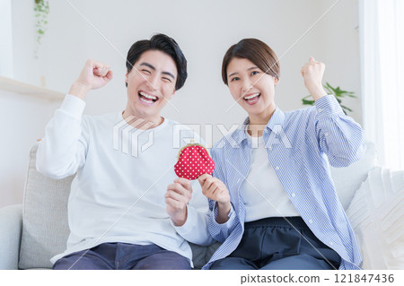 Money and couple 121847436