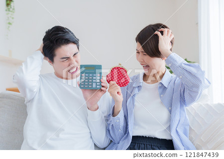 Money and couple 121847439