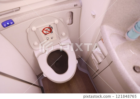 機上洗手間 機上洗手間 121848765