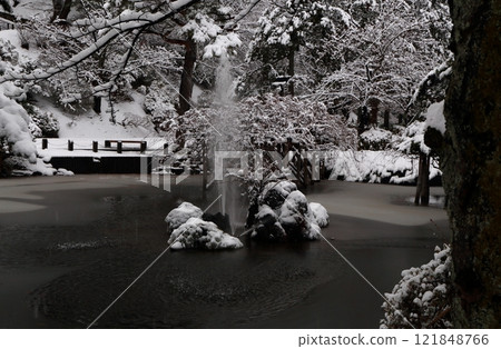 Park fountain snow scene 121848766