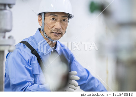 Building maintenance staff image: Veteran worker performing inspection work 121848818