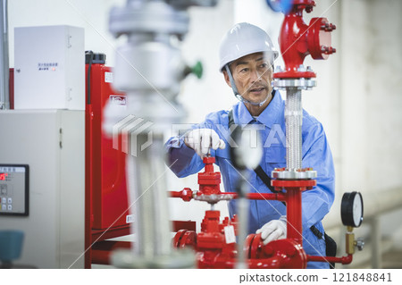 建築維護人員、工人檢查建築物內灑水滅火設備的圖片 建築維護人員、工人檢查建築物內灑水滅火設備的圖片 121848841