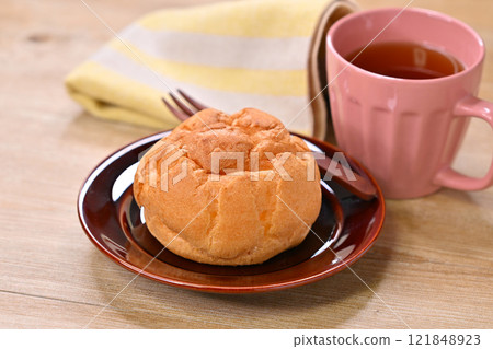 奶油泡芙、西點、甜點、點心的圖像。 奶油泡芙、西點、甜點、點心的圖像。 121848923