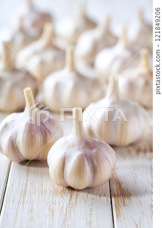 Raw whole garlic on a wooden table, selective focus. Raw whole garlic on a wooden table, selective focus. 121849206
