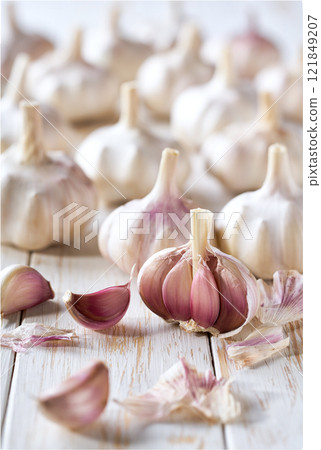 fresh garlic on a white wooden table, selective focus. 121849207