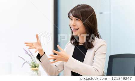Smiling woman/businesswoman having a conversation 121849247