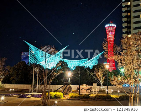 夜晚的港口夜景,聖誕燈飾閃耀 夜晚的港口夜景,聖誕燈飾閃耀 121849910