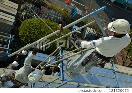 腳手架拆除現場大型公寓維修工作現場 腳手架拆除現場大型公寓維修工作現場 121850073
