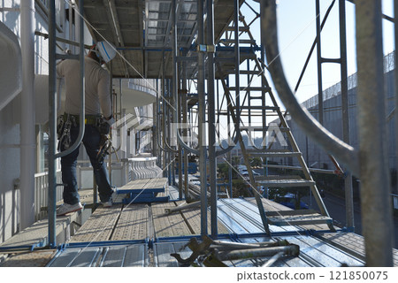 腳手架拆除現場大型公寓維修工作現場 腳手架拆除現場大型公寓維修工作現場 121850075