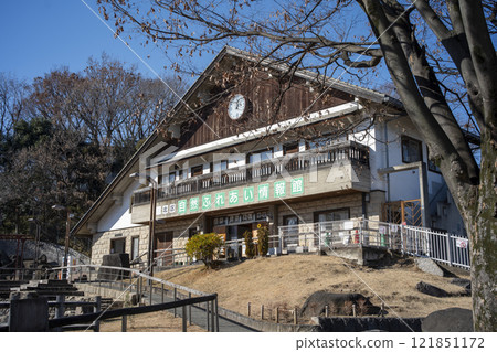 Winter scenery at Shimizuzaka Park in Kita Ward, Tokyo 121851172