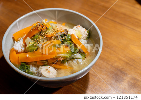 肉餃粥加很多蔬菜 肉餃粥加很多蔬菜 121851174