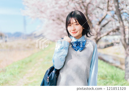 Cherry blossoms and high school students 121851320