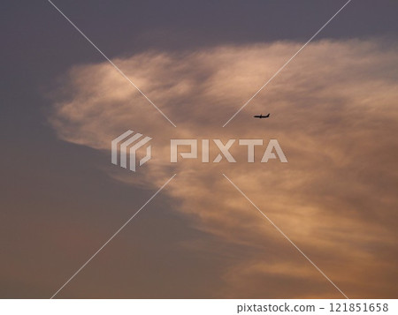 飛機在夕陽的天空飛向羽田 飛機在夕陽的天空飛向羽田 121851658