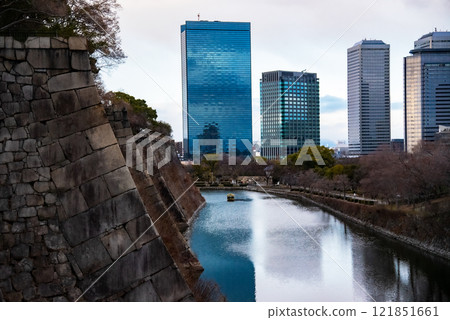 大阪城護城河石牆和大阪商業公園 121851661