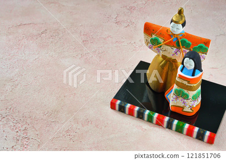 Hina dolls on a pink background (male on the left, female on the right) with copy space 121851706