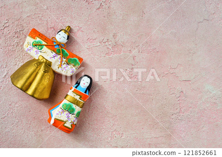 粉紅色背景中的 Hina 娃娃（左邊是男性，右邊是女性），帶有復制空間 121852661