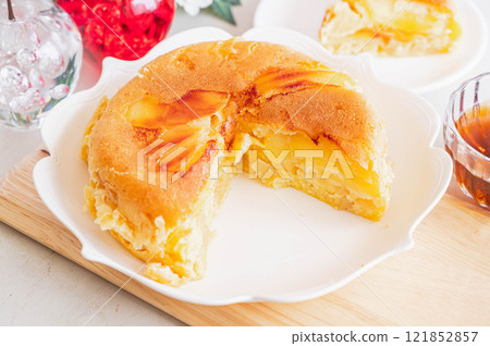 Apple cake made in a rice cooker 121852857