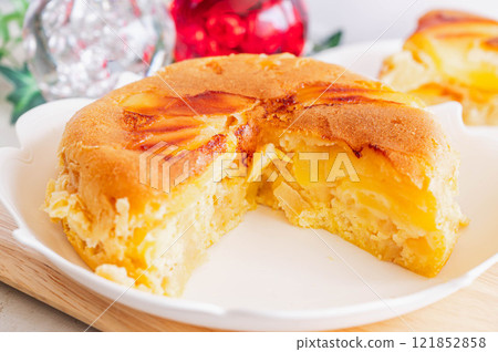 Apple cake made in a rice cooker 121852858