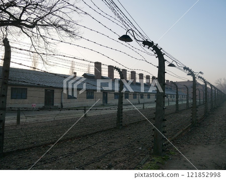 奧斯威辛集中營鐵絲網（波蘭） 121852998