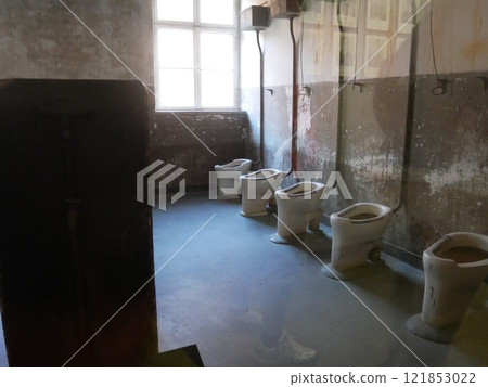 奧斯威辛集中營7號樓廁所(波蘭) 奧斯威辛集中營7號樓廁所(波蘭) 121853022