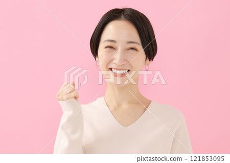 A woman who poses a gut A woman who poses a gut 121853095