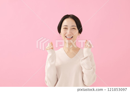 A woman who poses a gut 121853097